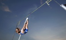 米兰百家乐-德甲争冠夜，伦纳德跨界成焦点，当篮球巨星照亮绿茵场