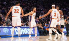 米兰体育入口-包含雄鹿队主场赢得胜利，跻身东部联盟前三名的词条