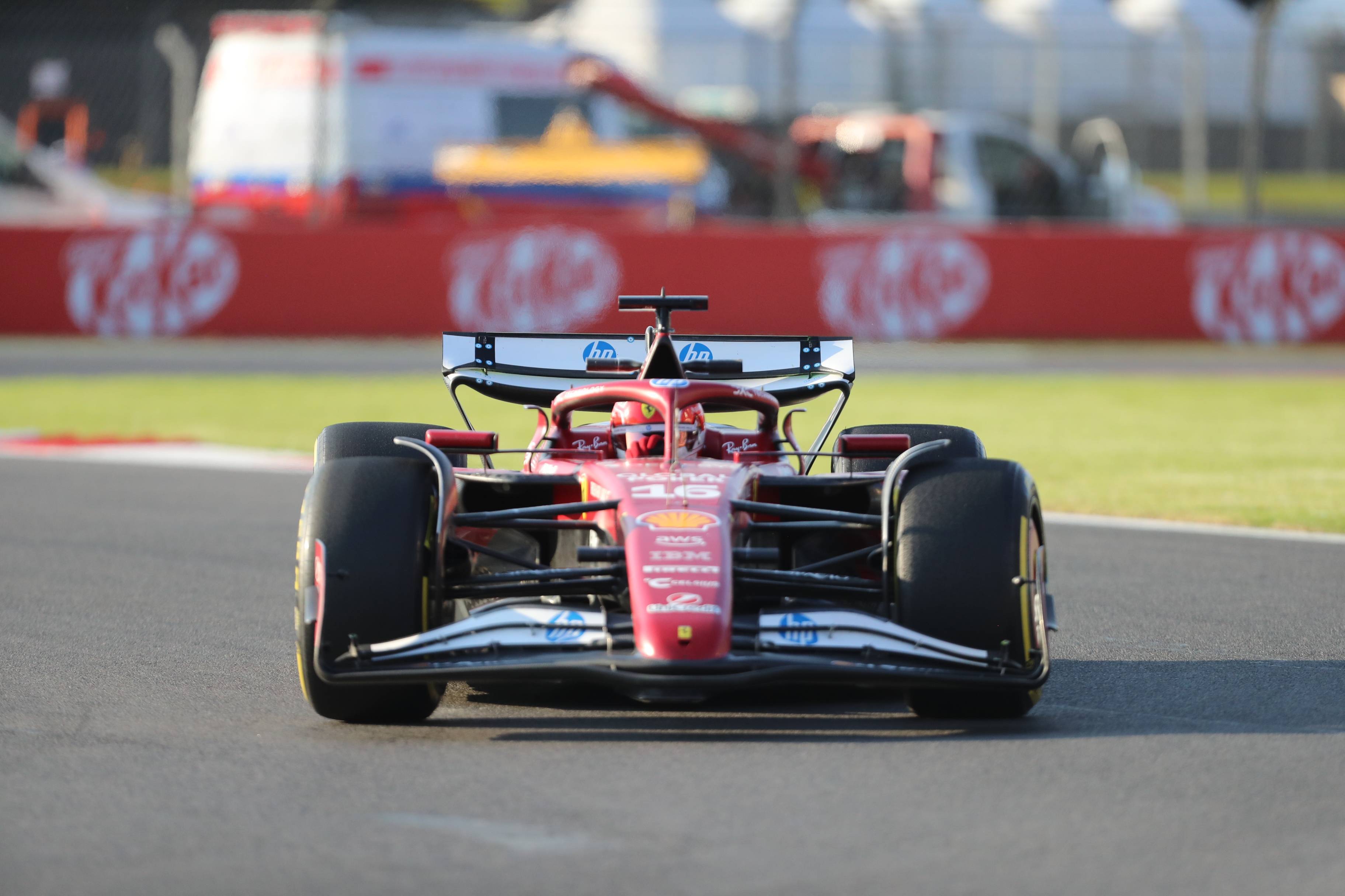 包含雷诺车队碾压红牛二队，勒克莱尔带队取胜的词条