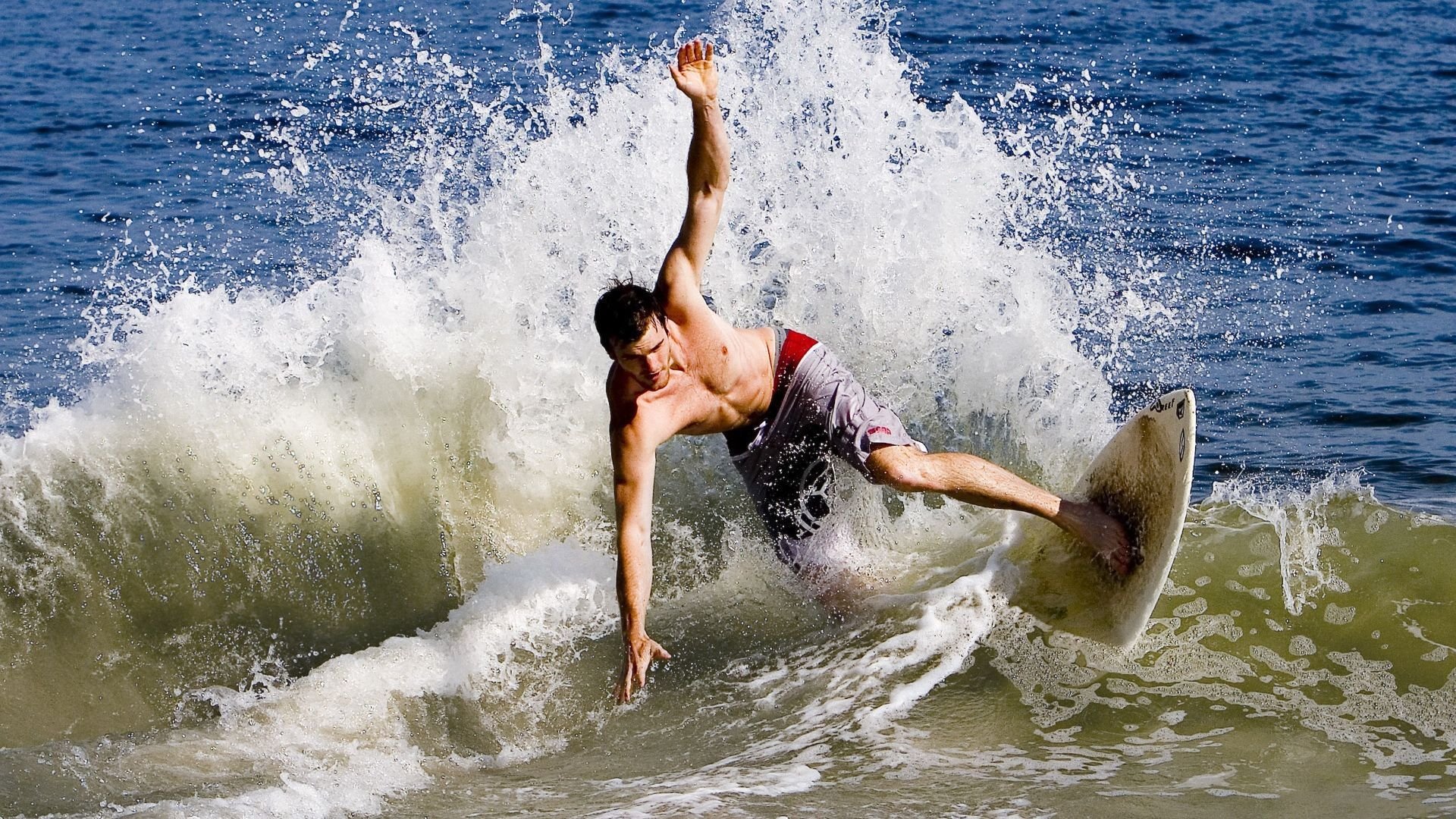 恩比德无解之谜，雄鹿战术如何打穿广厦防线？