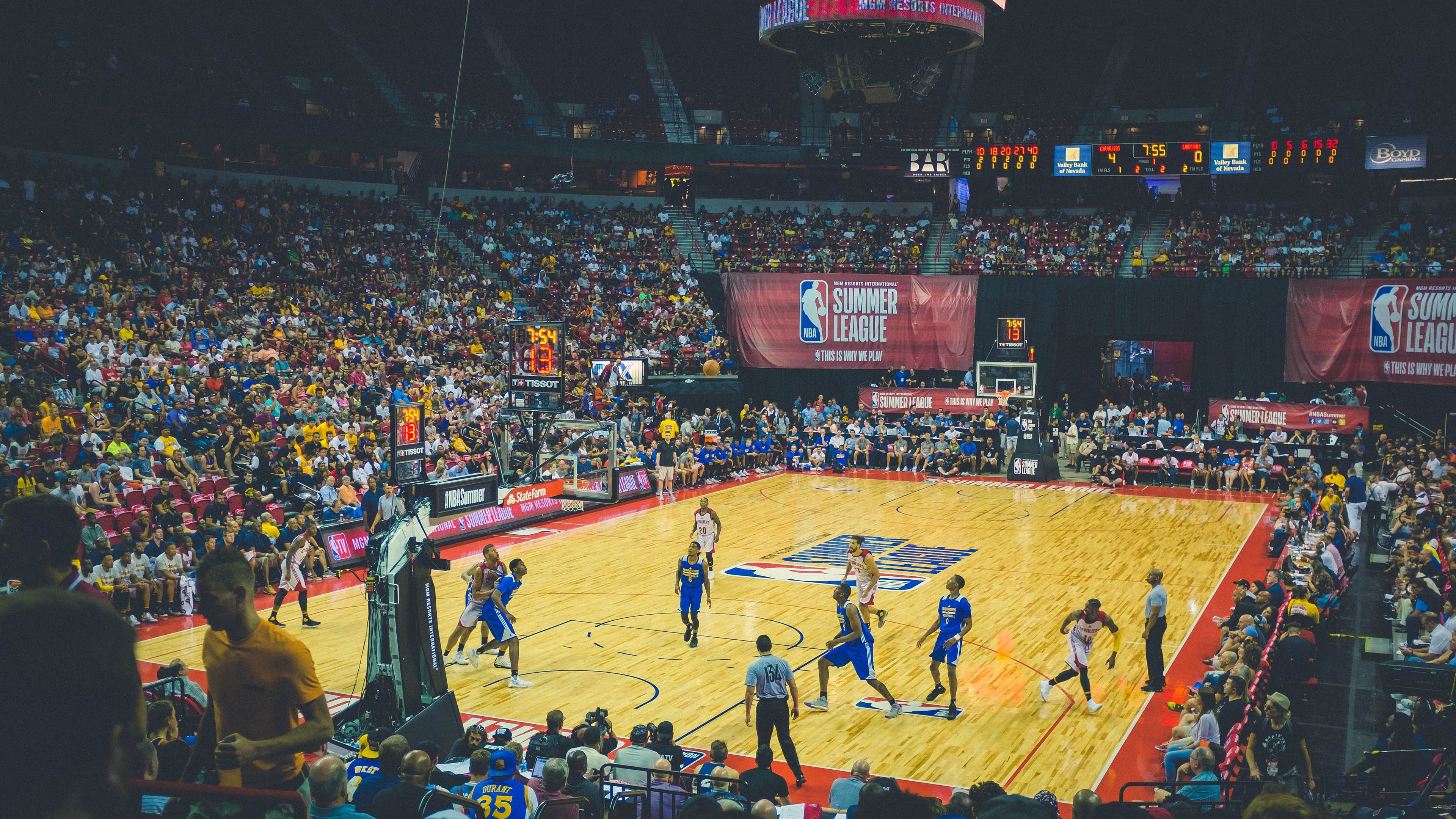 从密尔沃基到山西,当国王与字母哥在不同赛场同时主宰命运